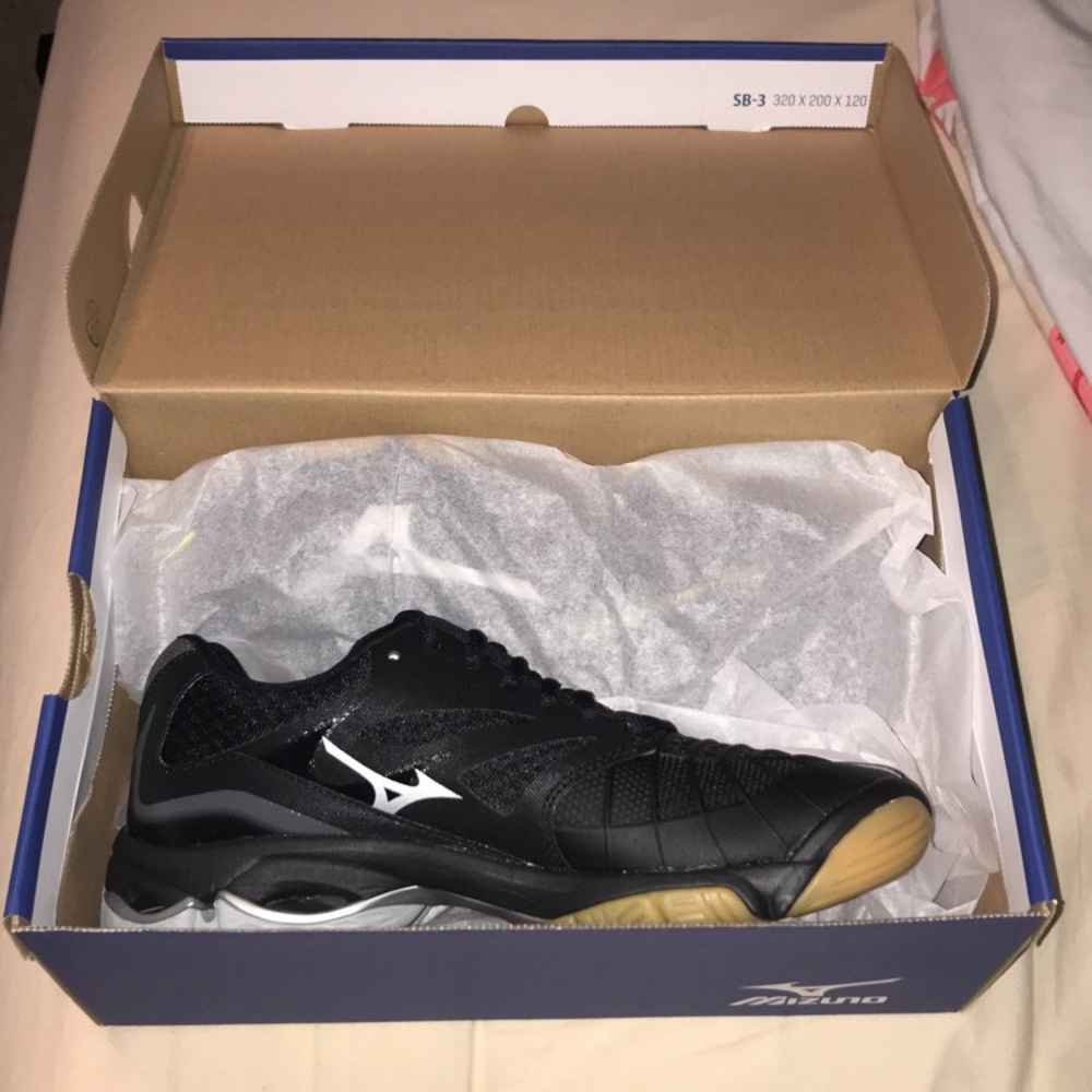 Brand new Mizuno Volleyball shoes